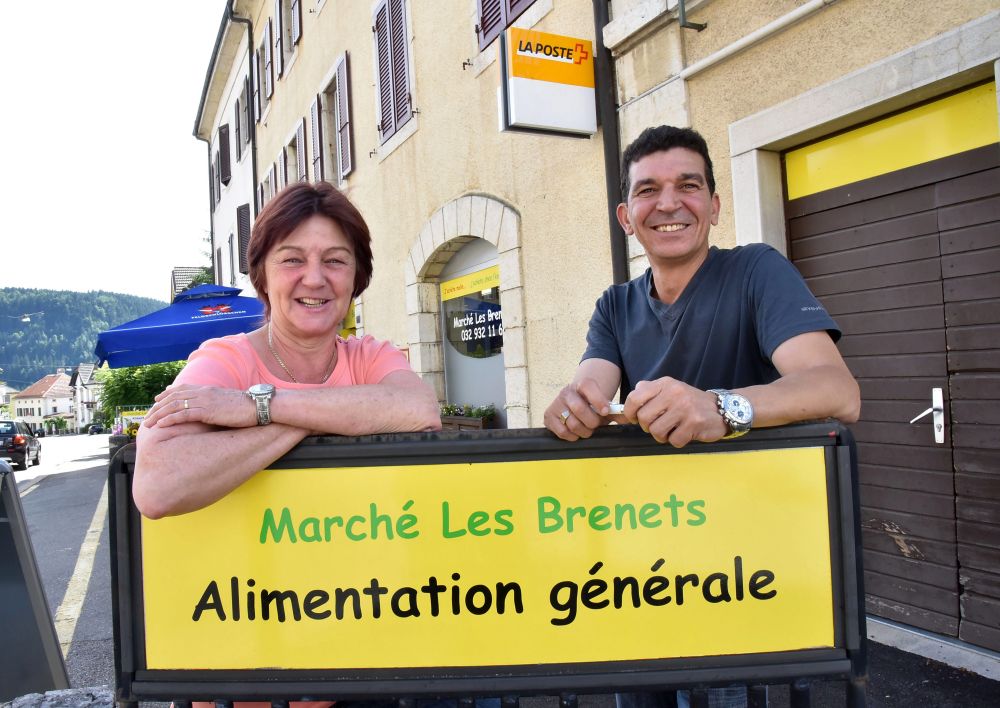 Suzanne et Mejdi ont repris l'épicerie du village qui jouera aussi le rôle d'agence postale.