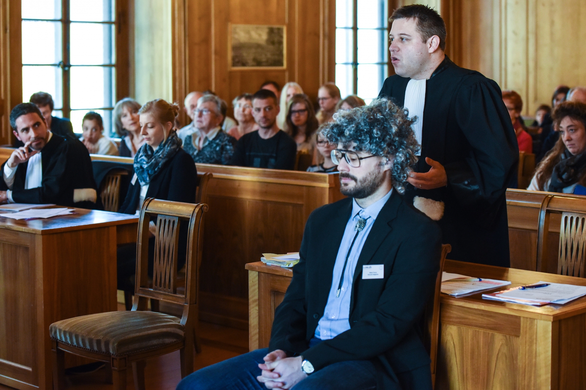 Il arrive fréquemment que des avocats de Suisse romande viennent plaider sur sol neuchâtelois. Ici, le tribunal de La Chaux-de-Fonds lors d'un procès fictif.