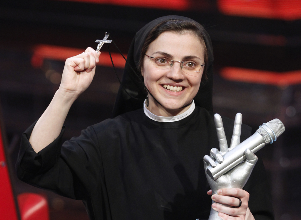 Sœur Cristina pose avec le trophée de The Voice of Italy.