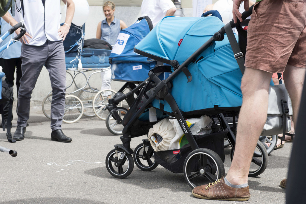 L'initiative exige un congé paternité de 20 jours qui peut être pris de manière flexible dans l'année qui suit la naissance de l'enfant.