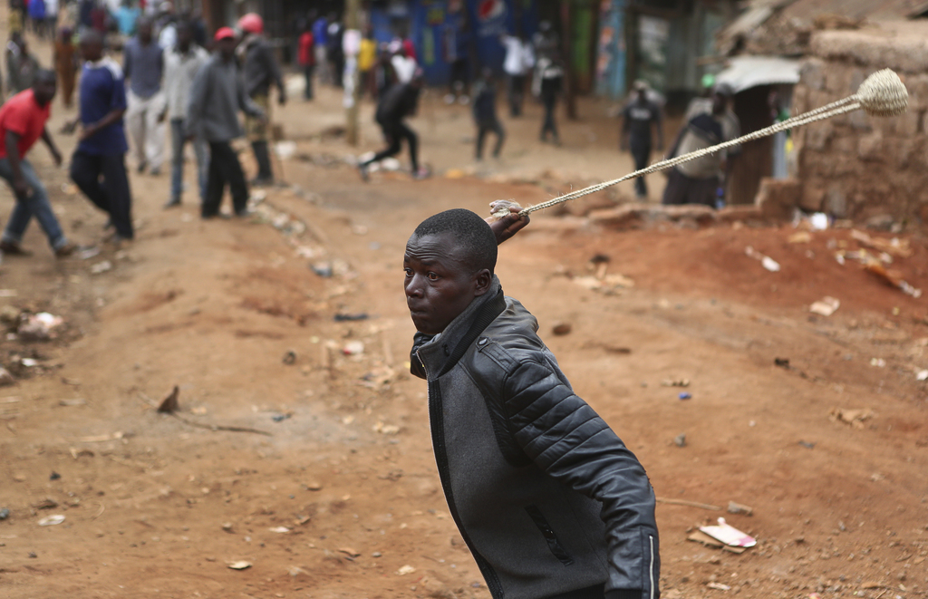 Les violences ont éclaté quand des Luo ont brûlé des échoppes de commerçants kikuyu, entraînant une bataille rangée entre les deux groupes, à coups de pierres.