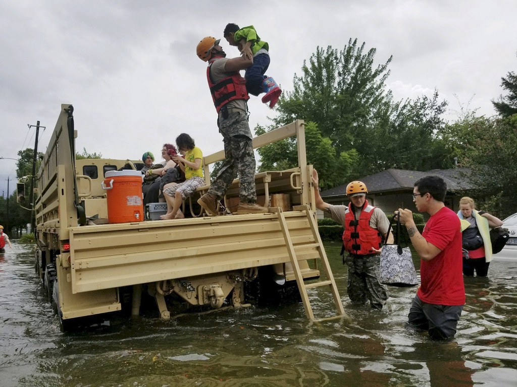 Dans certains quartiers de Houston, l'eau arrive à hauteur de poitrine. Dans certaines zones côtières du Texas, les précipitations pourraient atteindre au total 127 cm d'ici la fin de la semaine.