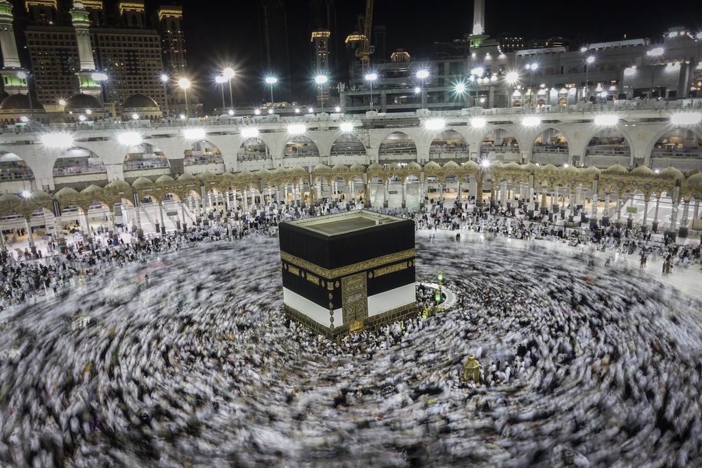 La Kaaba est cette construction cubique enveloppée d'une lourde étoffe de soie noire brodée au fil d'or de versets coraniques. C'est dans sa direction que les musulmans du monde entier se tournent pour prier et autour de laquelle les pèlerins effectuent le tawâf.