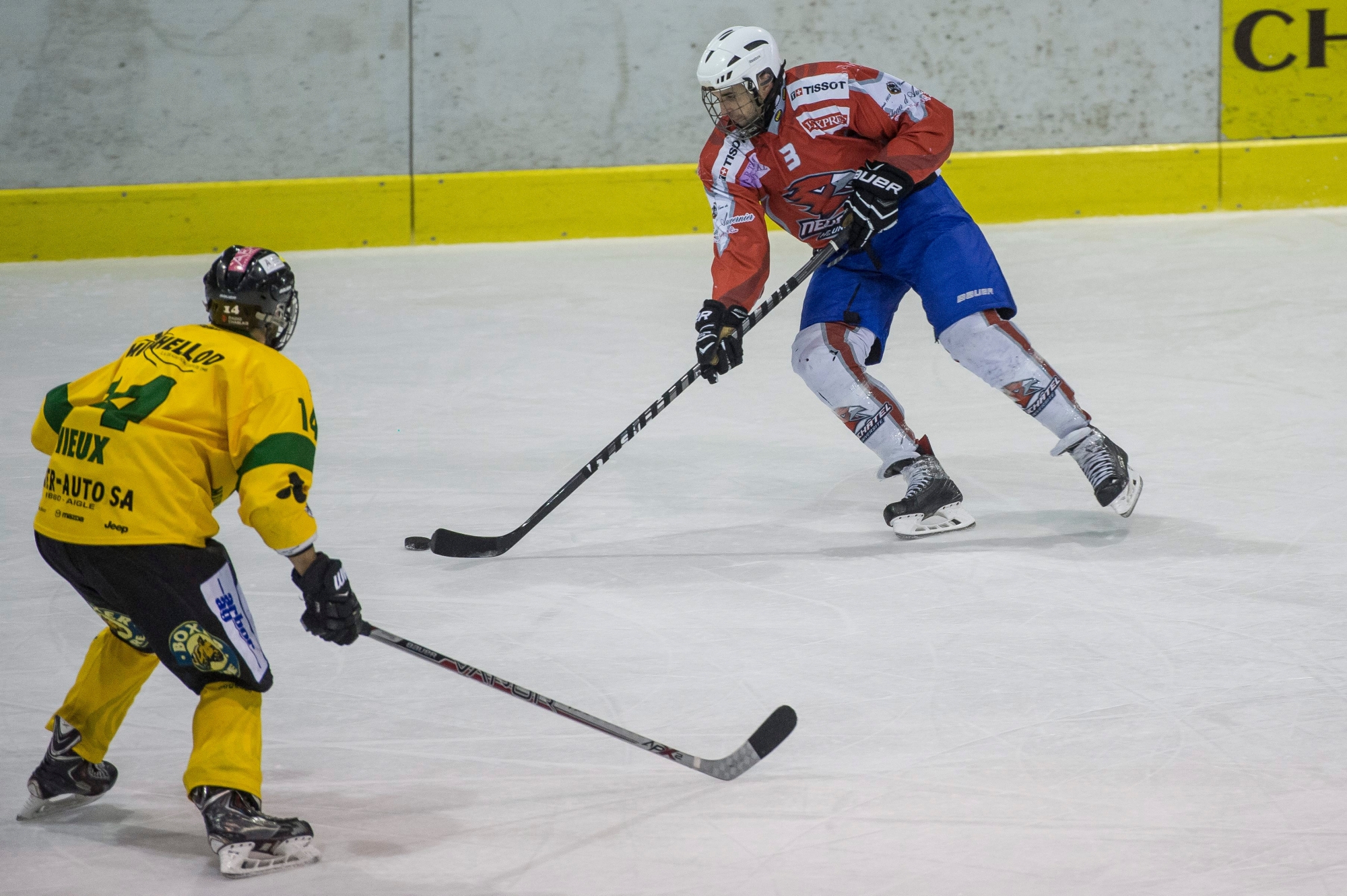Hockey : HC Uni - HC Monthey-Chablais
De dos en jaune Arnaud Vieux (14) et en rouge Nicolas Gay (3)

Neuchatel, le 20.11.2016
Photo : Lucas Vuitel HOCKEY SUR GLACE