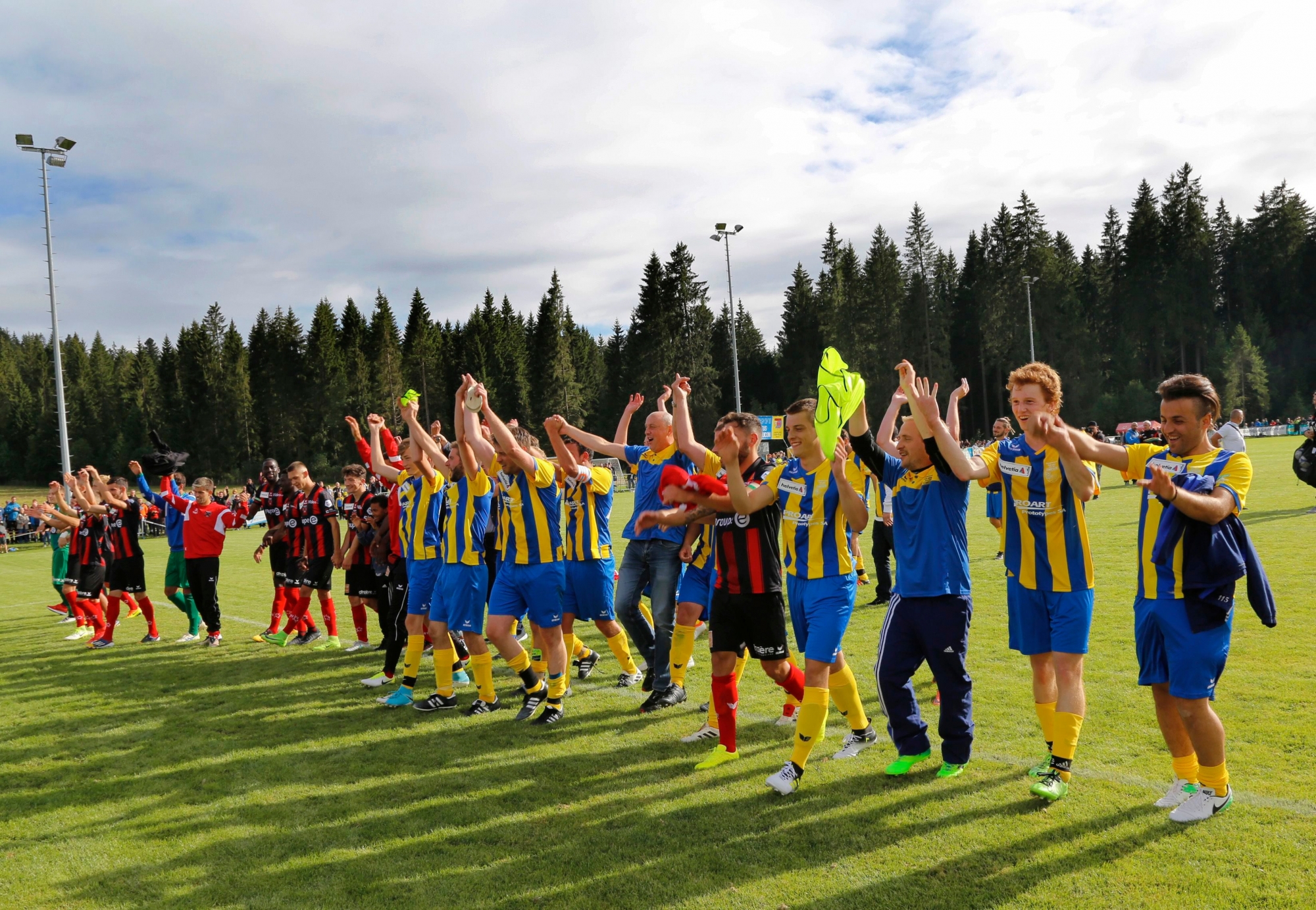 Football Coupe de Suisse 32 e de finale. US Montfaucon - Neuchâtel Xamax FCS 0-21, 12 août 2017. Photo: les joueurs des deux équipes saluent leurs supporters. (Roger Meier)