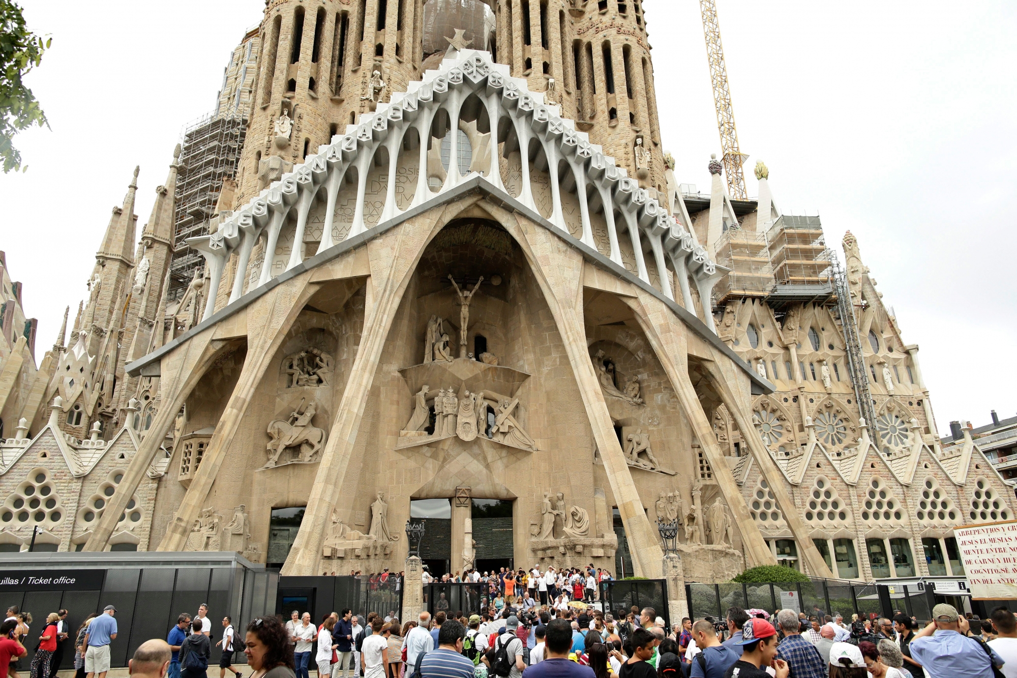 Dignitaries leave after a solemn Mass at Barcelona's Sagrada Familia Basilica for the victims of the terror attacks that killed 14 people and wounded over 120 in Barcelona , Spain, Sunday, Aug. 20, 2017. (AP Photo/Manu Fernandez) Spain Attacks