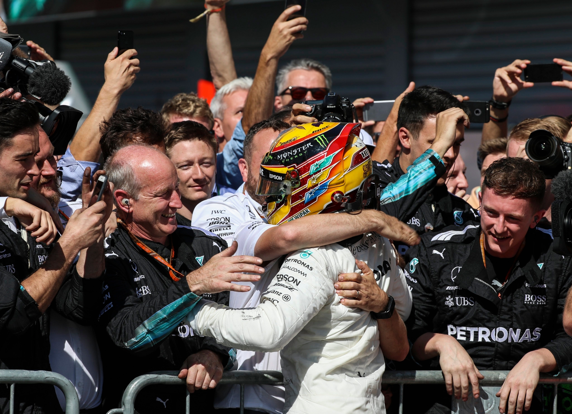epa06181001 British Formula One driver Lewis Hamilton of Mercedes AMG GP celebrates with his team after winning the 2017 Formula One Grand Prix of Italy at the Formula One circuit in Monza, Italy, 03 September 2017.  EPA/SRDJAN SUKI ITALY FORMULA ONE GRAND PRIX