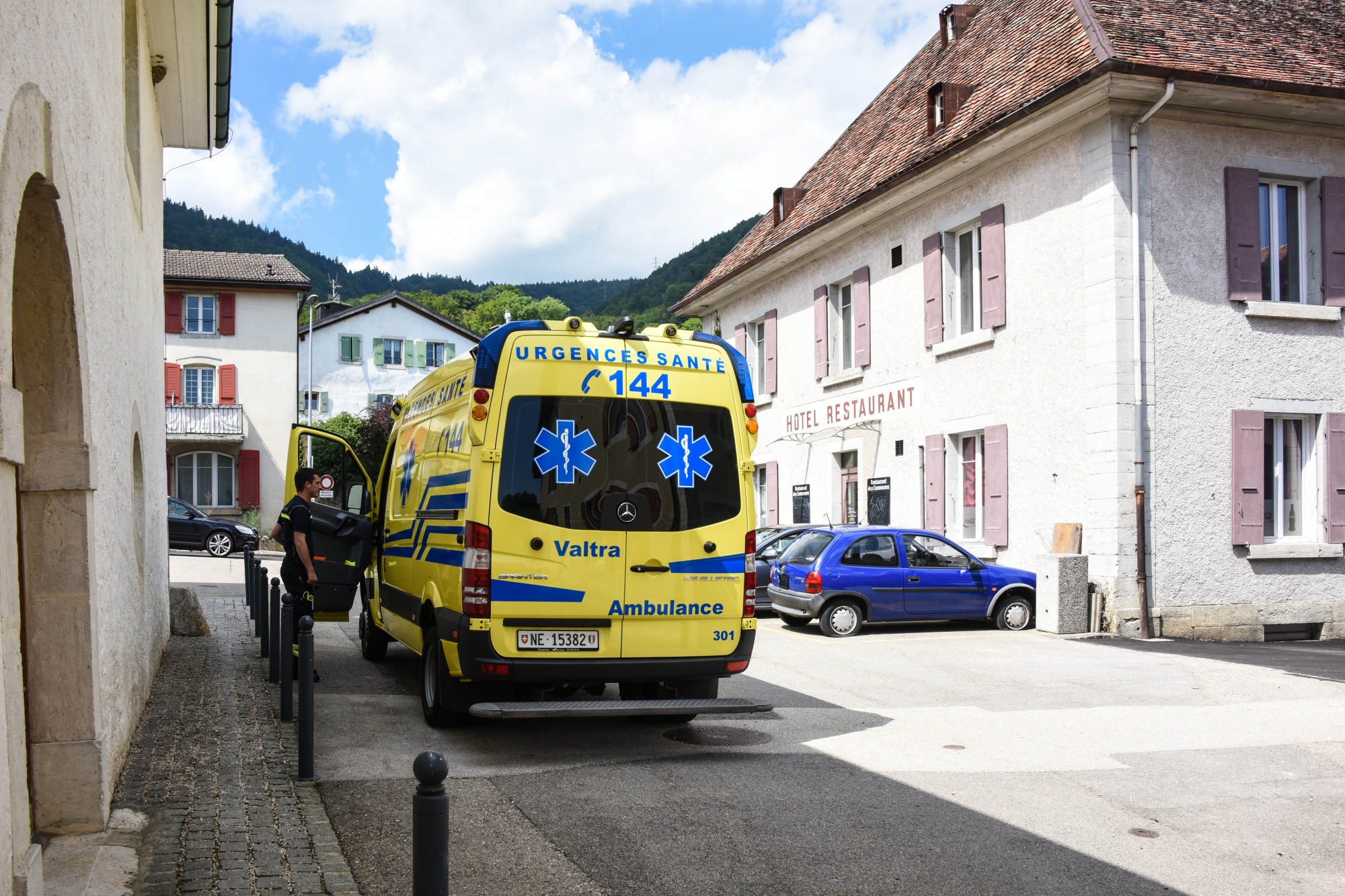 Stationnée au centre de Rochefort, cette ambulance du Service de défense et incendie du Val-de-Travers est prête à intervenir en cas d’urgence.
