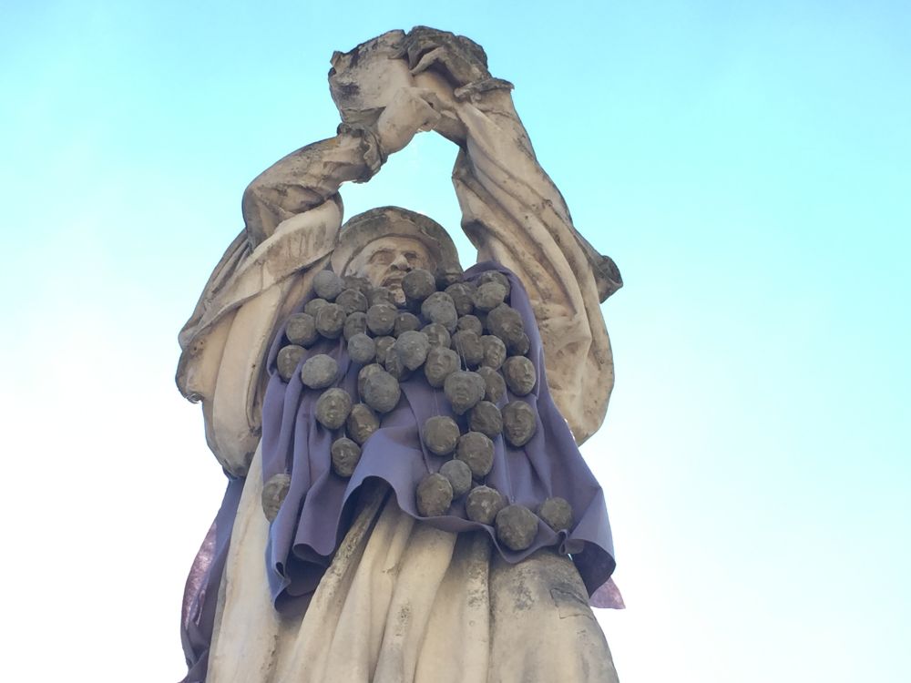 Les têtes accrochées à la statue de Guillaume Farel ont fait réagir des paroissiens.