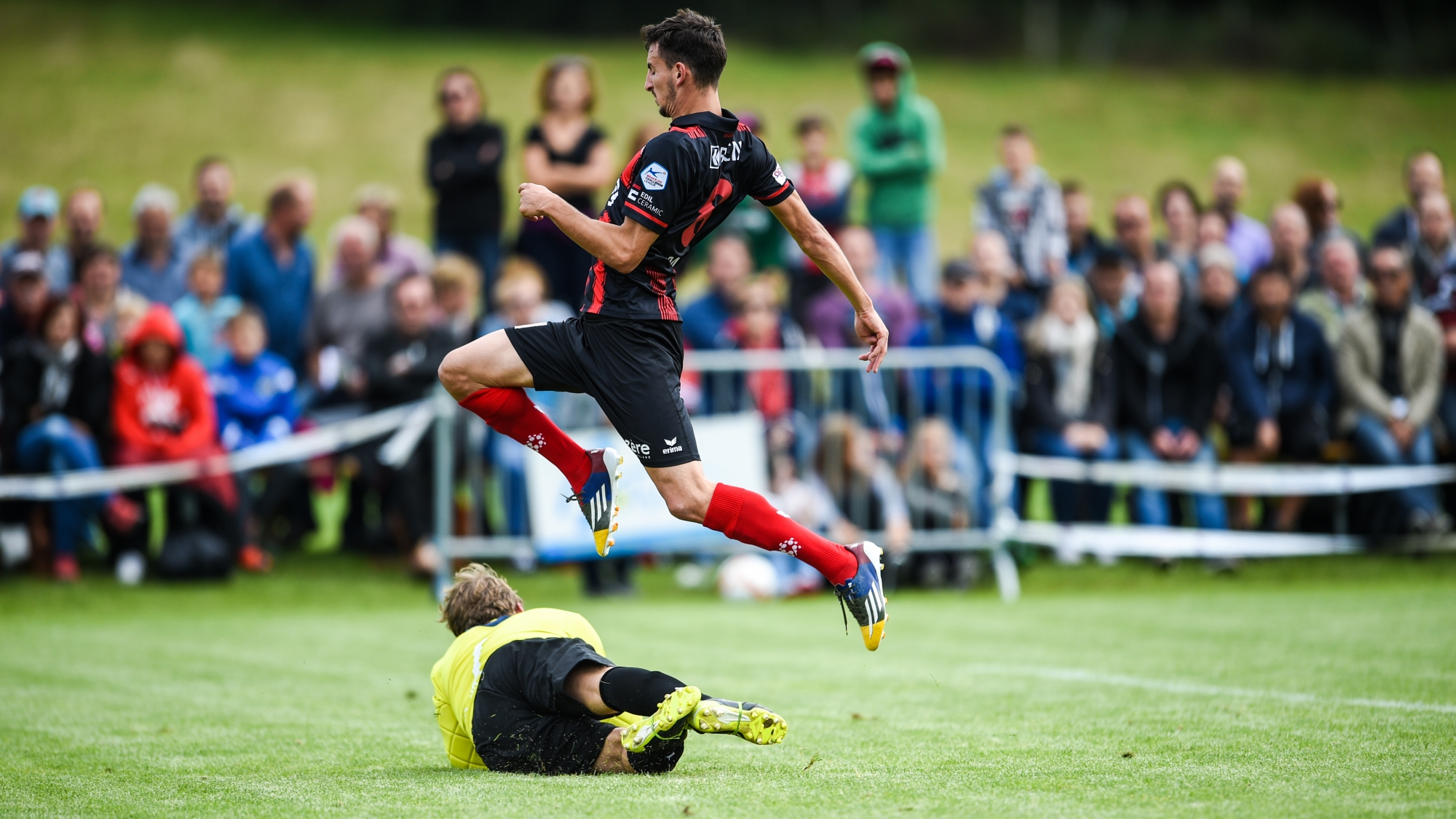 Samir Ramizi (en rouge et noir) va encore jouer au moins deux saisons avec Neuchâtel Xamax FCS.