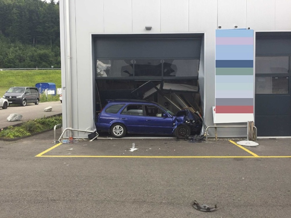 La voiture s'est encastrée dans l'entrée d'un garage.