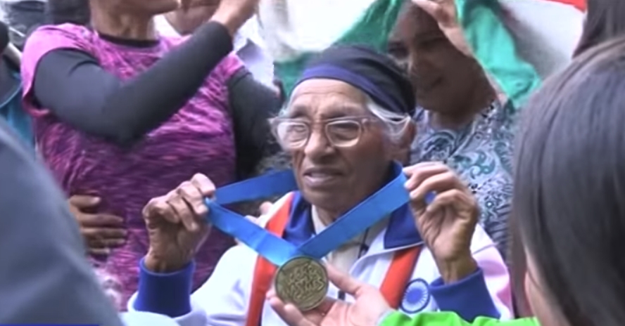 Man Kaur a commencé l'athlétisme à l'âge de 93 ans. En avril dernier, à Auckland, elle a remporté le titre du 100 m dans la catégorie centenaires lors des Jeux mondiaux des vétérans.