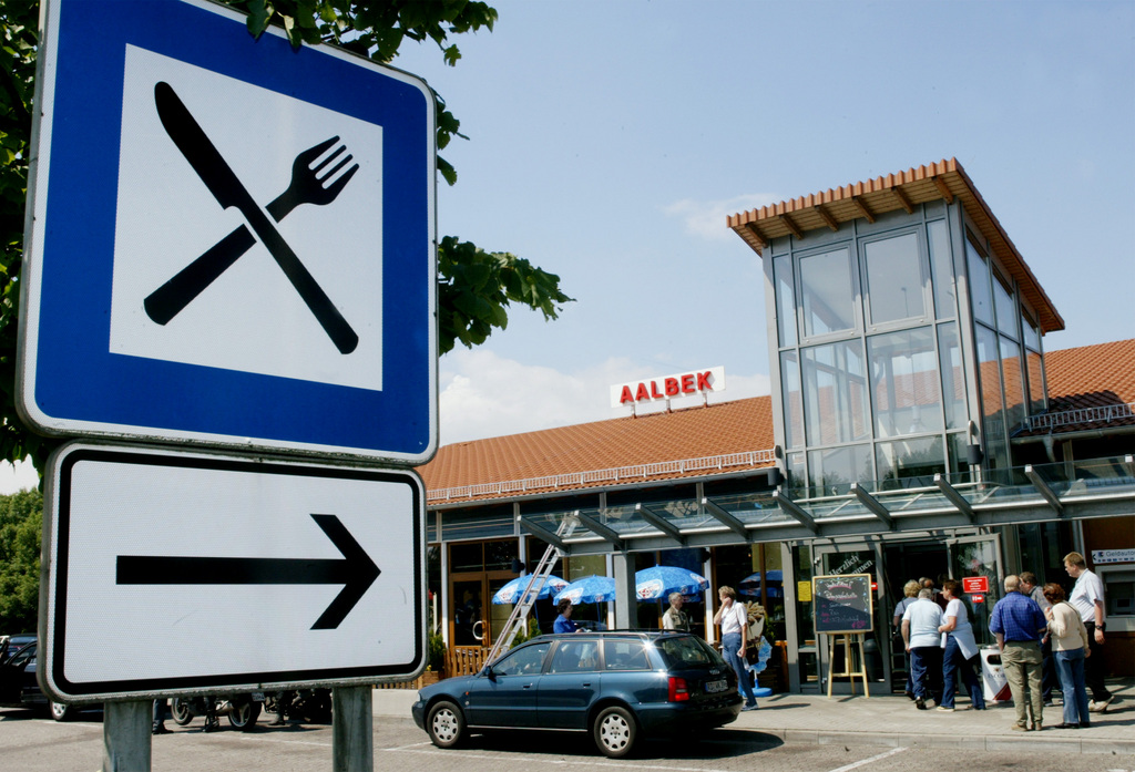 Ansicht des Autobahnrasthofes "Aalbek" an der A 7 bei Neumuenster, fotografiert am Dienstag, 22.Juni 2004. Die Raststaetten an den europaeischen Autobahnen haben im juengsten ADAC-Test insgesamt schlecht abgeschnitten. Jede vierte Raststaette fiel durch, mehr als die Haelfte war lediglich 'ausreichend.  Kein einziges Mal konnte die Note 'sehr gut vergeben werden, wie der Autoclub am Dienstag in Muenchen mitteilte. (AP Photo/Heribert Proepper)