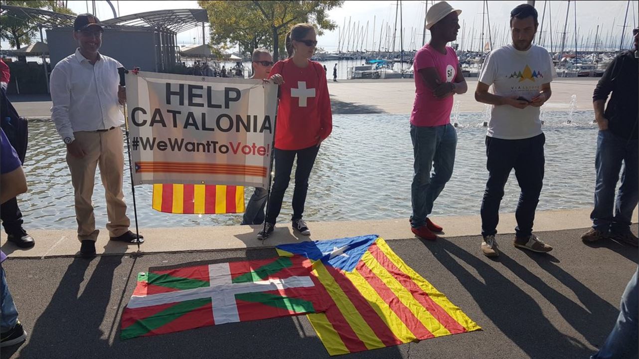 Sur les pancartes brandies à Ouchy: "Notre droit à choisir notre futur", "Contre la répression en Catalogne" ou encore "Le droit d'un peuple à voter".