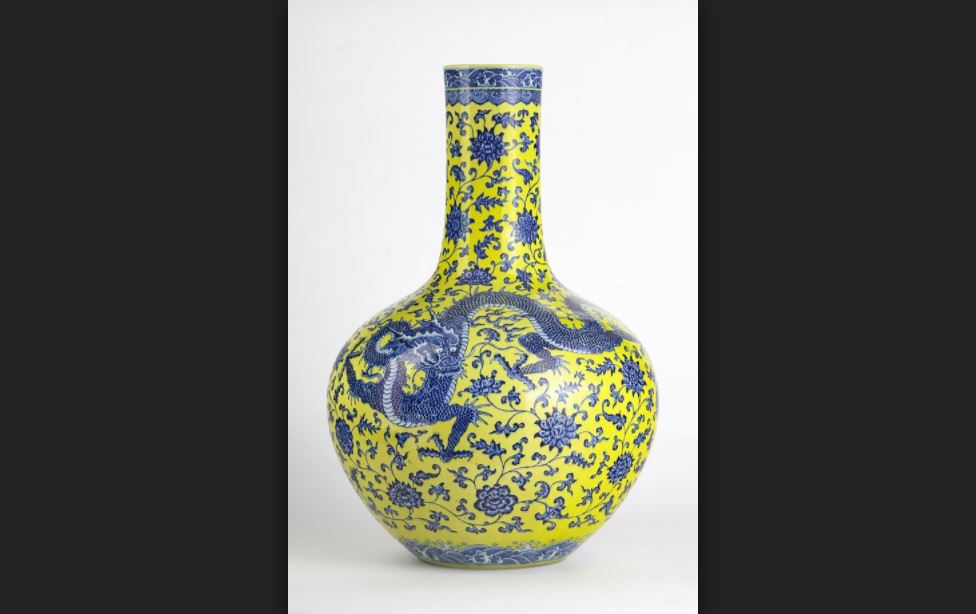 Le vase, d'une hauteur de 60 cm et représentant 3 dragons bleus sur fond jaune, était présenté dans le catalogue comme étant du début du 20e siècle.