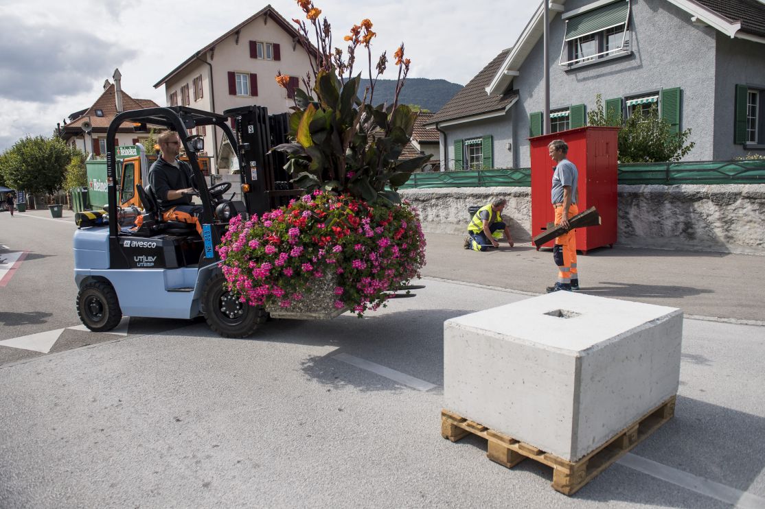 Bacs à fleurs et blocs de béton sont installés pour la Boudrysia, à Boudry.
