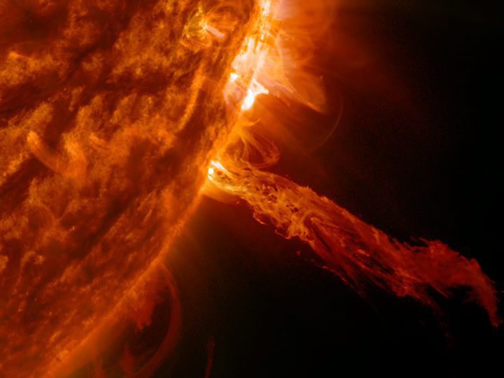 Les éruptions solaires résultent d'une accumulation d'énergie magnétique à certains endroits. (Illustration)