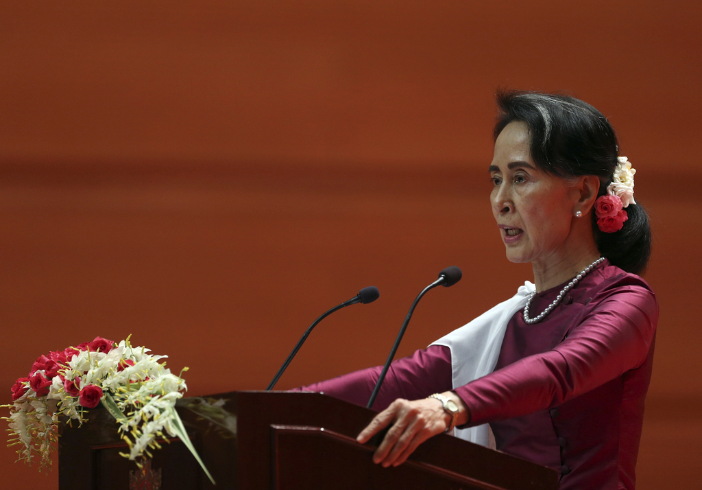 "Nous condamnons toutes les violations des droits de l'homme", a ajouté Mme Suu Kyi, sans citer l'armée, accusée d'incendier des villages et de tirer sur des civils. L'ONU de son côté a parlé d'"épuration ethnique".
