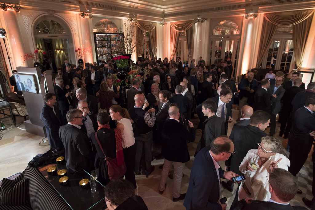 Parlementaires et journalistes en grandes discussion dans le lobby de l'Hôtel Bellevue, à Berne, dans la nuit de mardi à mercredi.