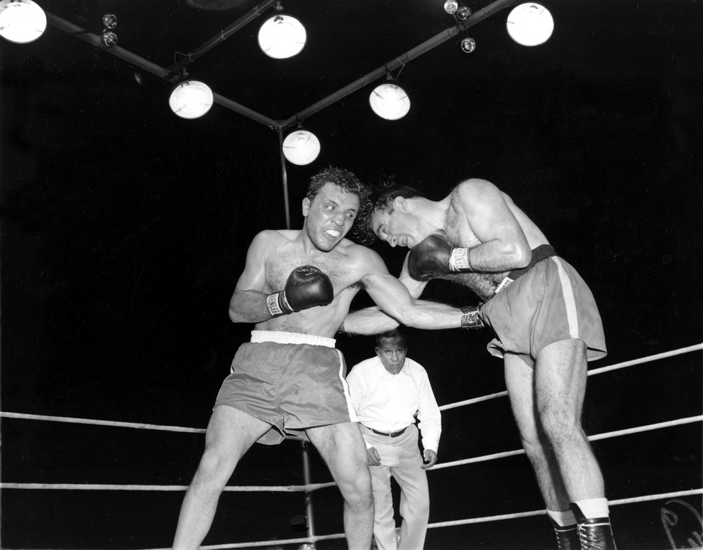 Jake LaMotta, à gauche, avait remporté le titre mondial des moyens en battant le Français Marcel Cerdan en 1949 à Detroit.