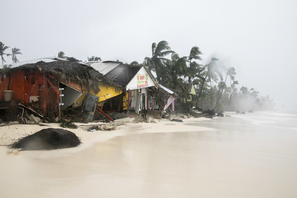 L'île est quasiment coupée du monde et certains villages ne sont accessibles que par la mer ou par hélicoptère.