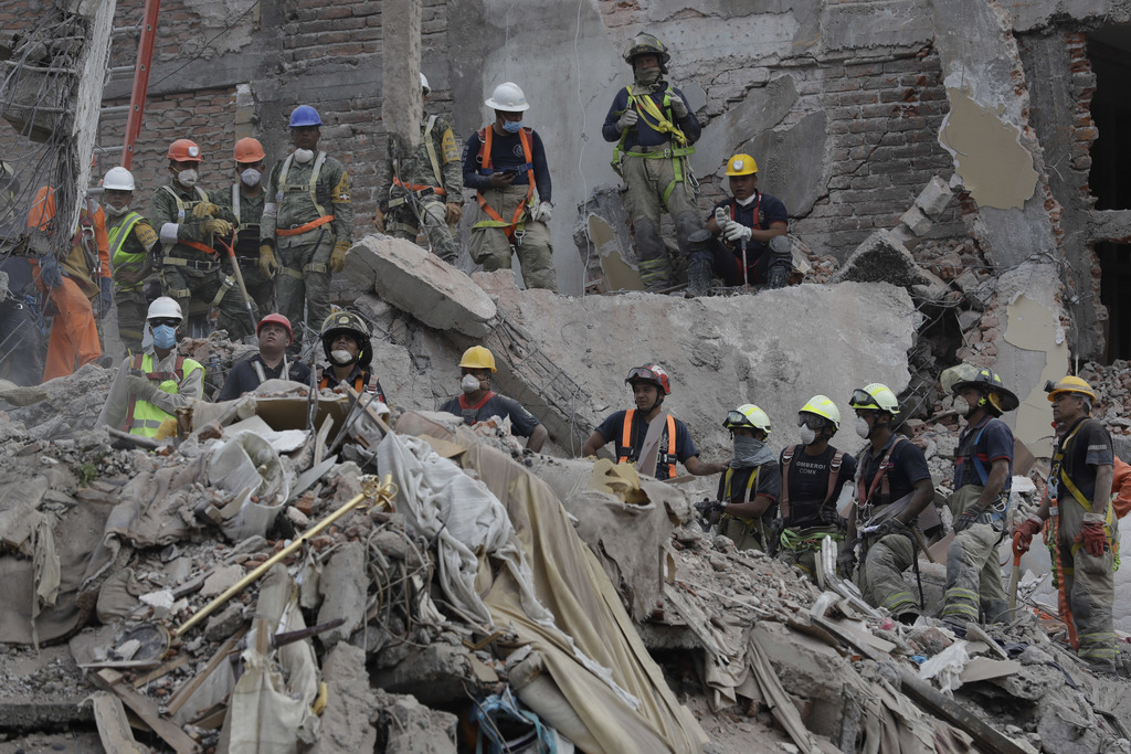 Une semaine après le séisme, les sauveteurs mexicains et étrangers s'activent encore sur une poignée de sites de la capitale mexicaine.