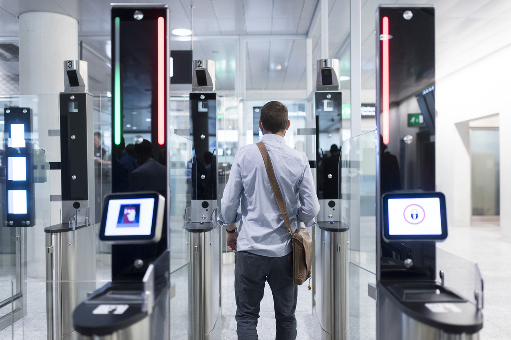 Durant la phase de test, qui s'achèvera dans le courant de l'an prochain, chacun est libre d'utiliser ou non la nouvelle installation pour présenter son passeport, qui doit être biométrique.