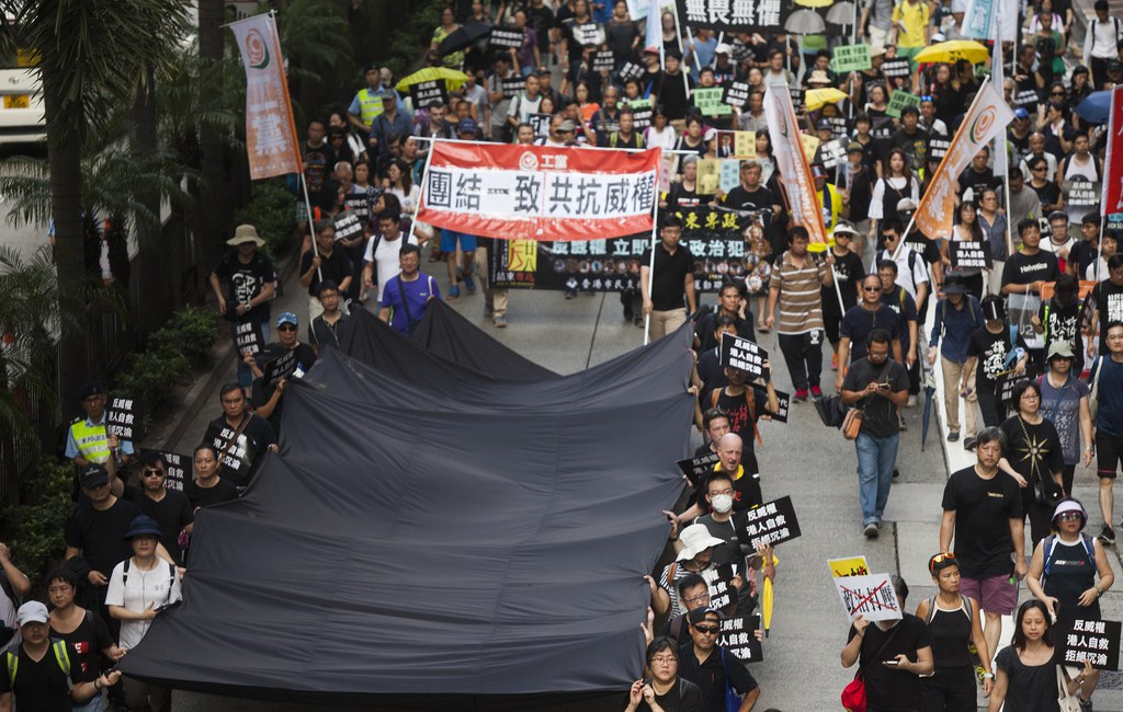 Cette manifestation, appelée "Rassemblement contre l'autoritarisme", a rassemblé environ 5000 personnes.