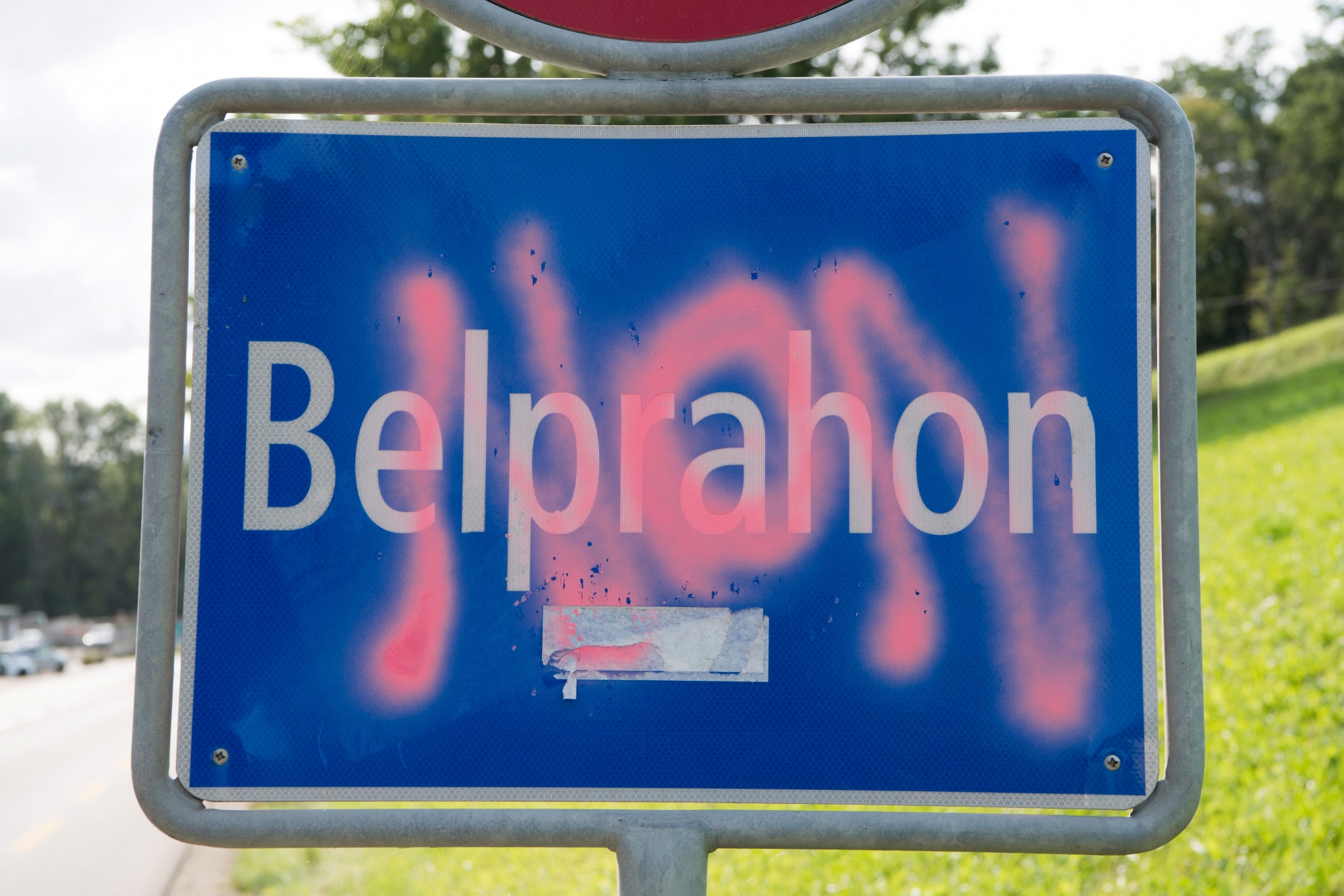 Un graffiti "NON" est photographie sur un panneau d'entree de localite due  village Belprahon ce jeudi 7 septembre 2017 a Belprahon. Les citoyens de Belprahon et de Sorvilier vont, selon toute vraisemblance, se prononcer le 17 septembre sur leur transfert dans le canton du Jura. (KEYSTONE/Anthony Anex)  SCHWEIZ BELPRAHON