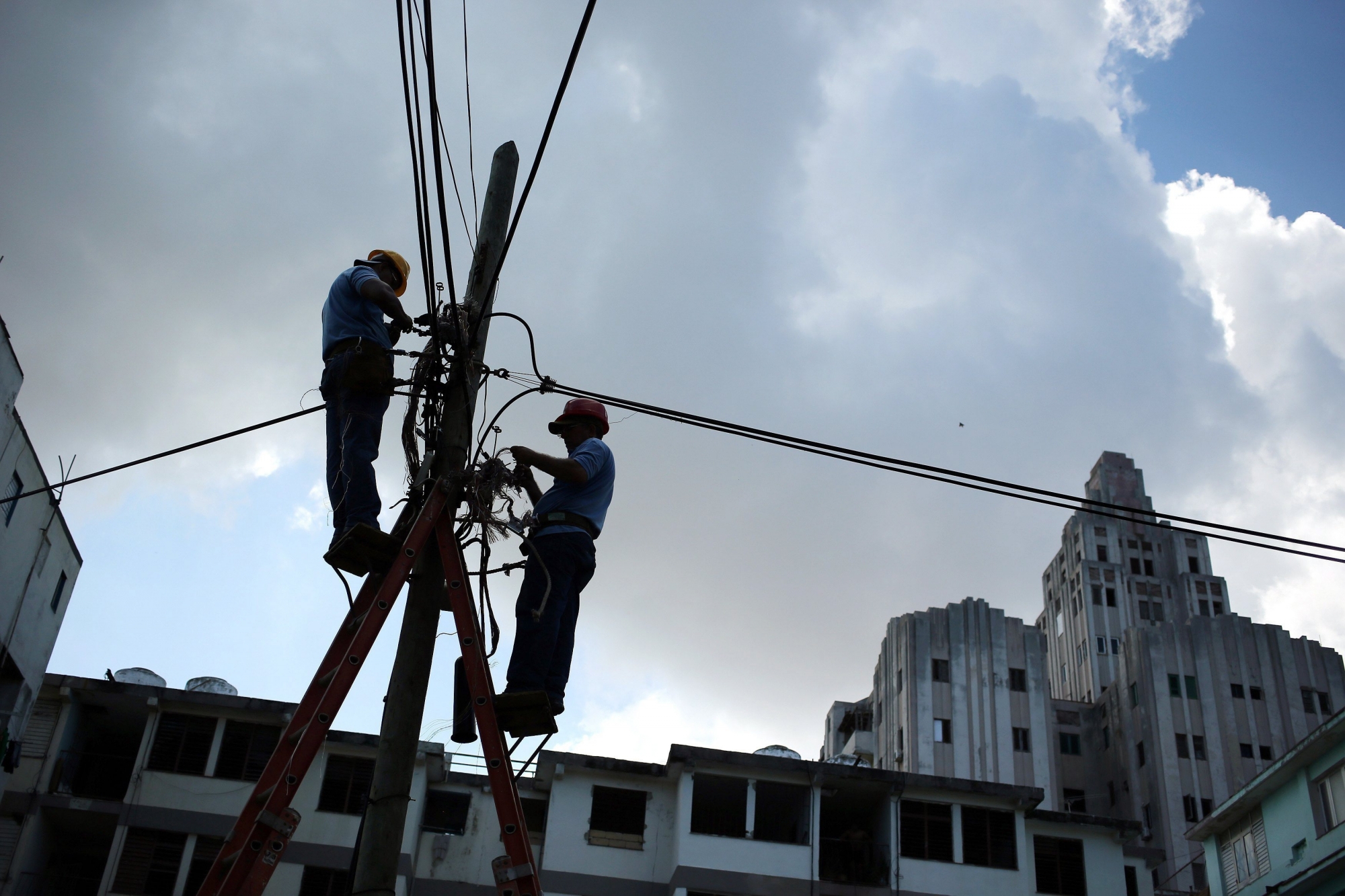 epa06202671 Company workers repair electricity lines damaged by the Hurricane Irma in Havana, Cuba, 13 September 2017. According to official reports, 4288 houses were affected by floodings triggered by the hurricane Irma, with 157 completely damaged and 986 partially.  EPA/ALEJANDRO ERNESTO CUBA HURRICANE IRMA AFTERMATH