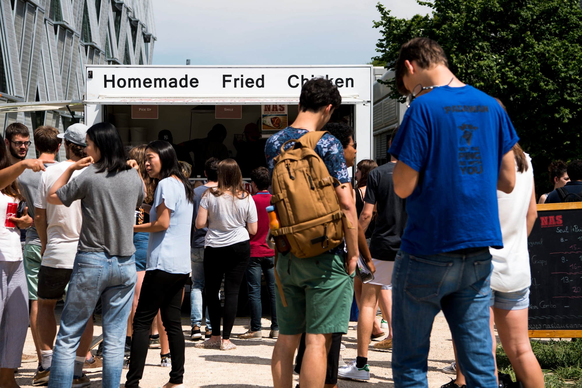 Des etudiants attendent pour acheter a manger lors de la pause de midi, devant un Food Truck, disponible sur le campus de l'EPFL ce mardi 13 juin 2017 a Lausanne. (KEYSTONE/Jean-Christophe Bott) SCHWEIZ FOOD TRUCK FESTIVAL