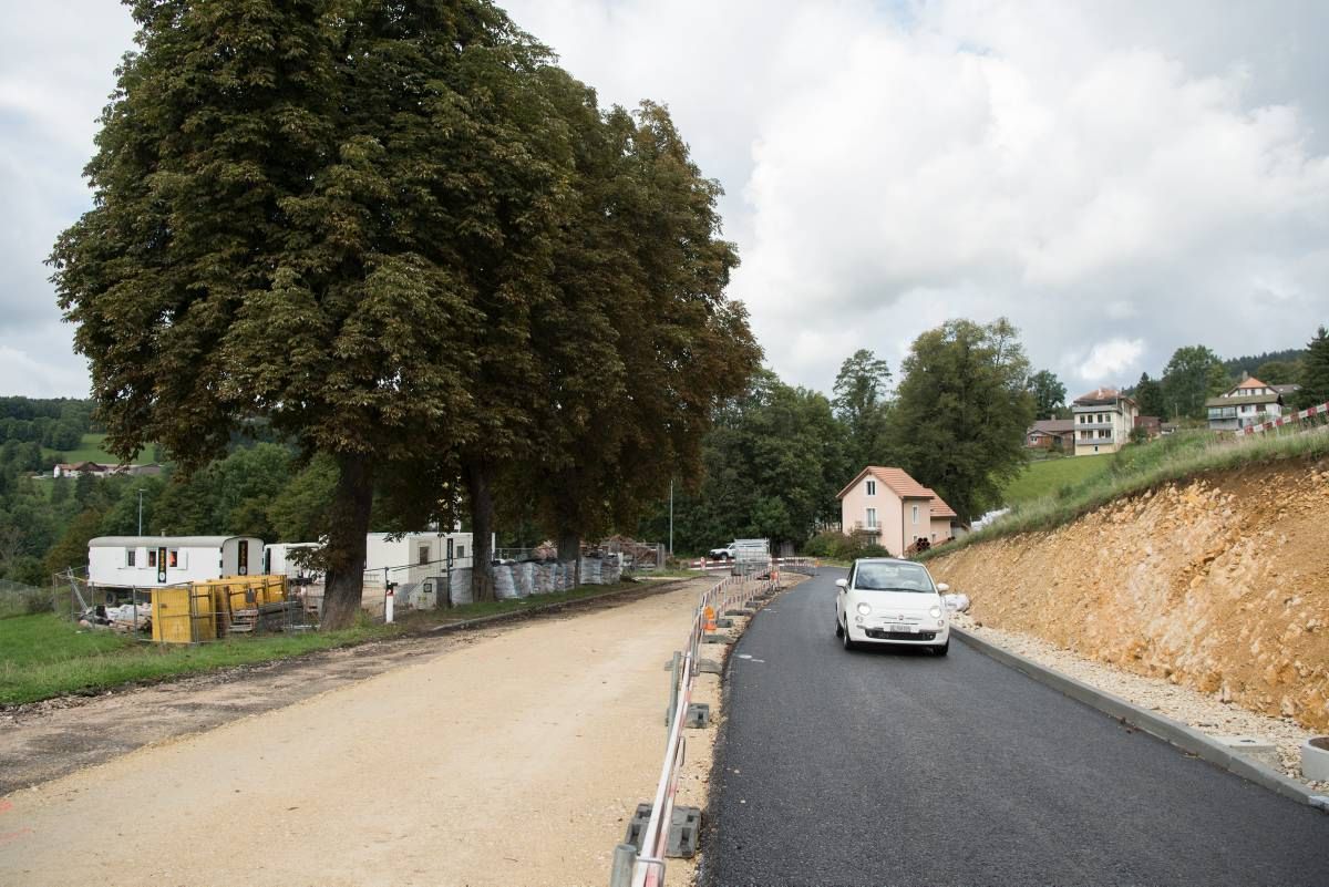Le nouveau trottoir sera ajouté sur la gauche de cette photo d'une voiture en train de monter au village.