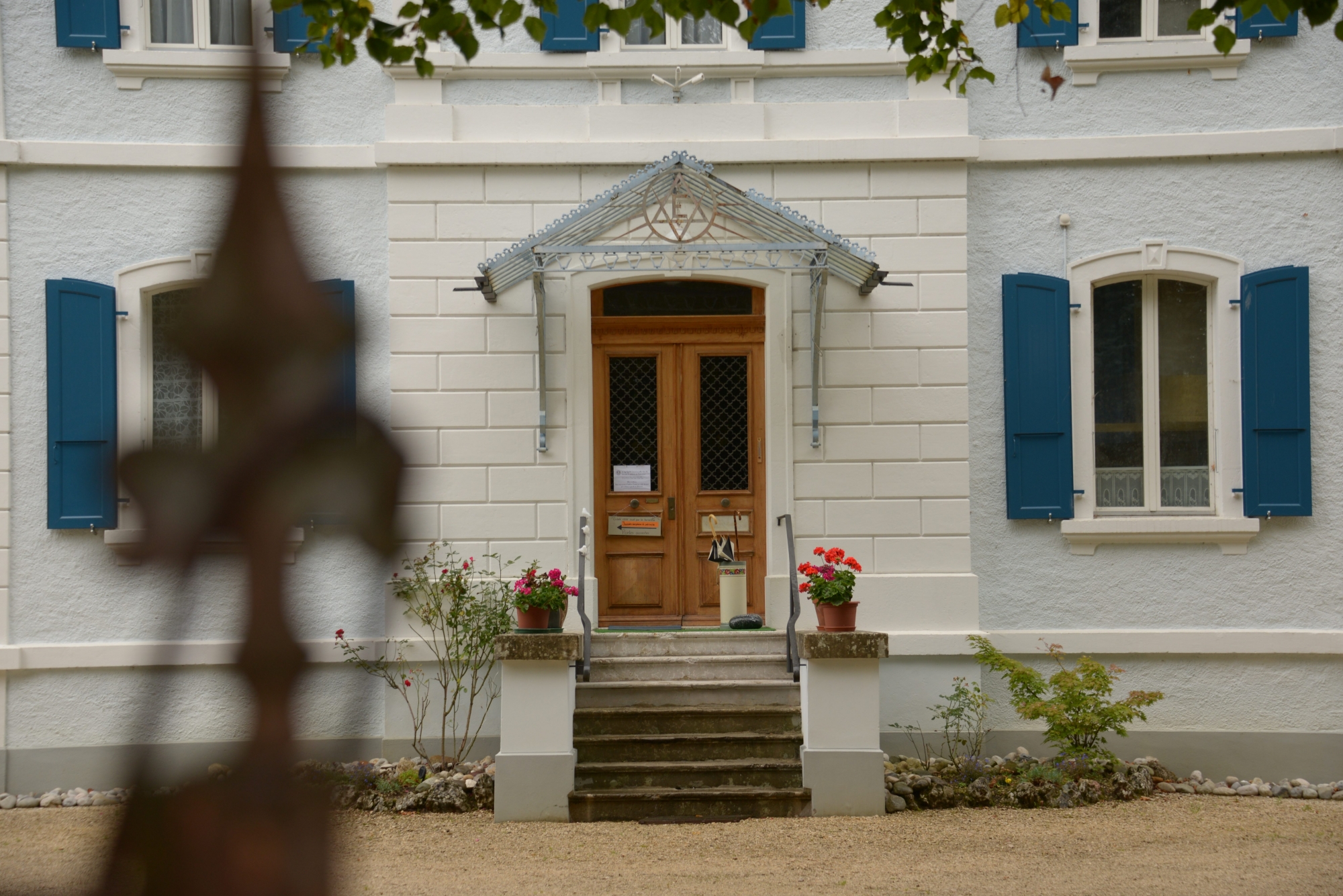 L'entrée de la maison bâtie par les francs-maçons de Fleurier. On y distingue plusieurs symboles juste au dessus de la porte d'entrée.