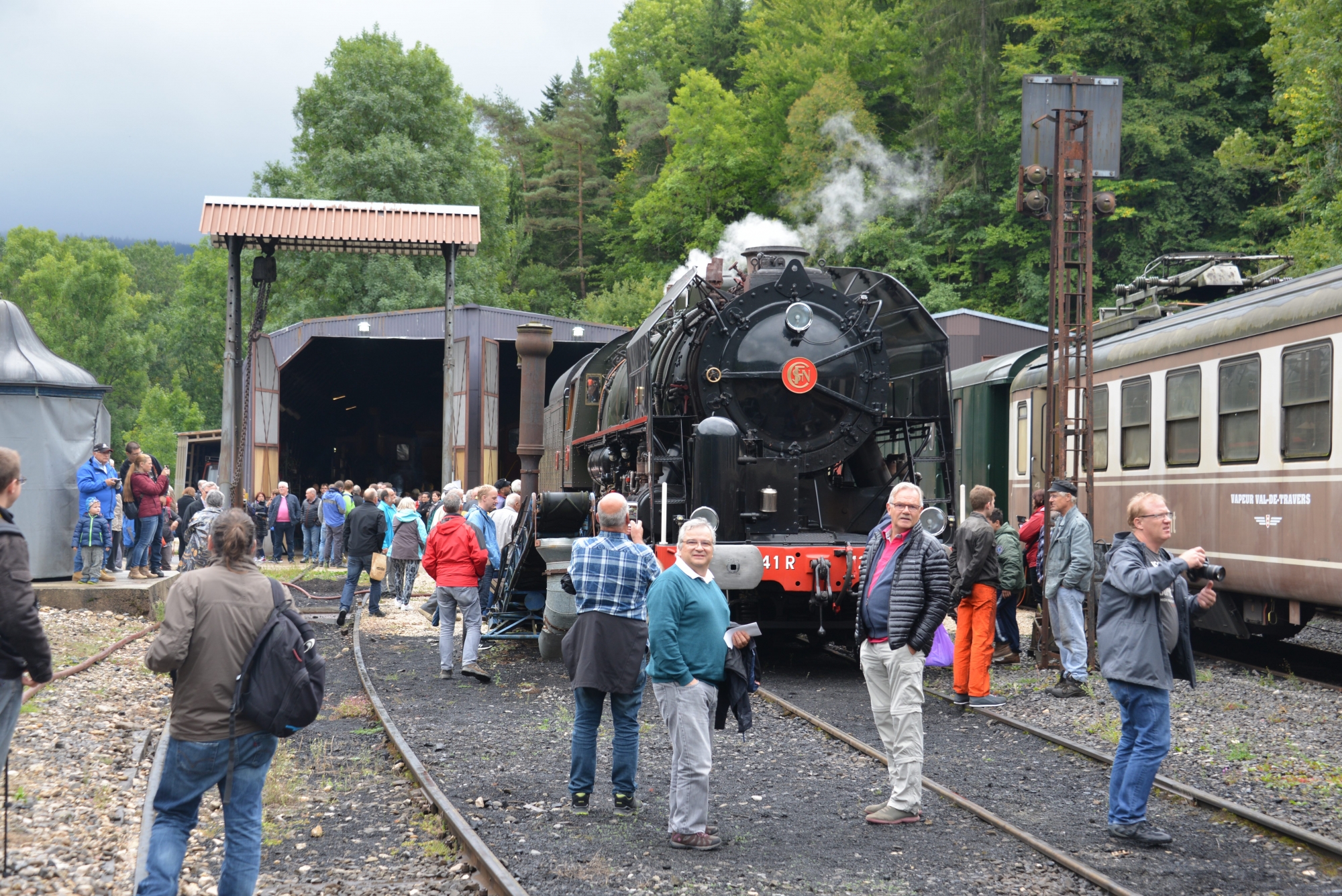 Il y avait du monde, samedi, autour de la locomotive zurichoise venue rendre visite au Vapeur Val-de-Travers