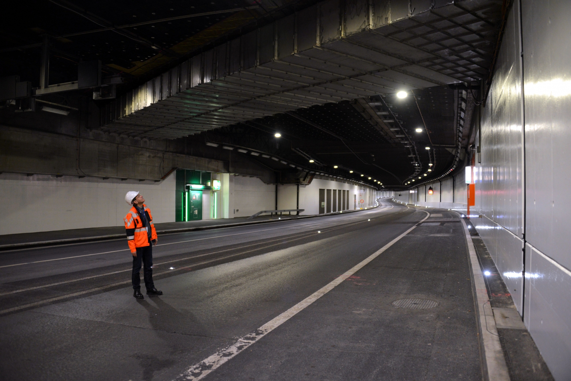 Pierre Rossel sous l’une des nouvelles installations les plus voyantes: deux tubes d’aération au-dessus de la chaussée Bienne, au niveau de la bretelle d‘entrée de Champ-Coco.