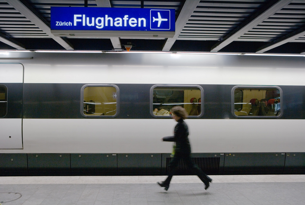 Une seule voie est ouverte en direction de la gare de Zurich-Aéroport.