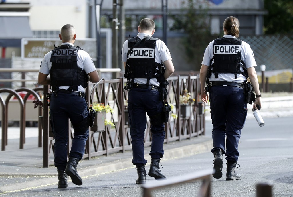 Dix hommes de 17 à 25 ans auraient été arrêtés dans les environs de Marseille, selon la chaîne de télévision M6. 
