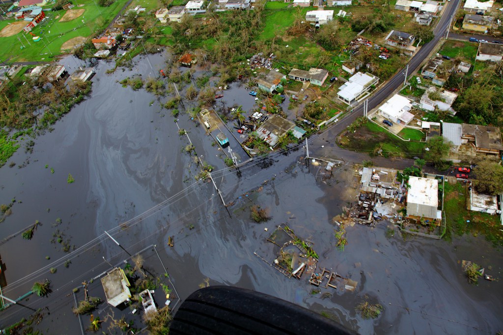 L'absence prolongée d'électricité et le manque d'eau potable exaspèrent la population de Porto Rico, deux semaines après le passage de l'ouragan.