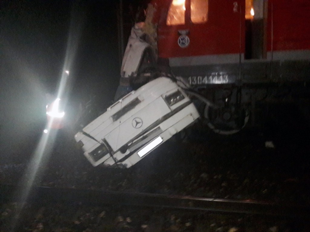 Le bus est tombé en panne alors qu'il traversait un passage à niveau.