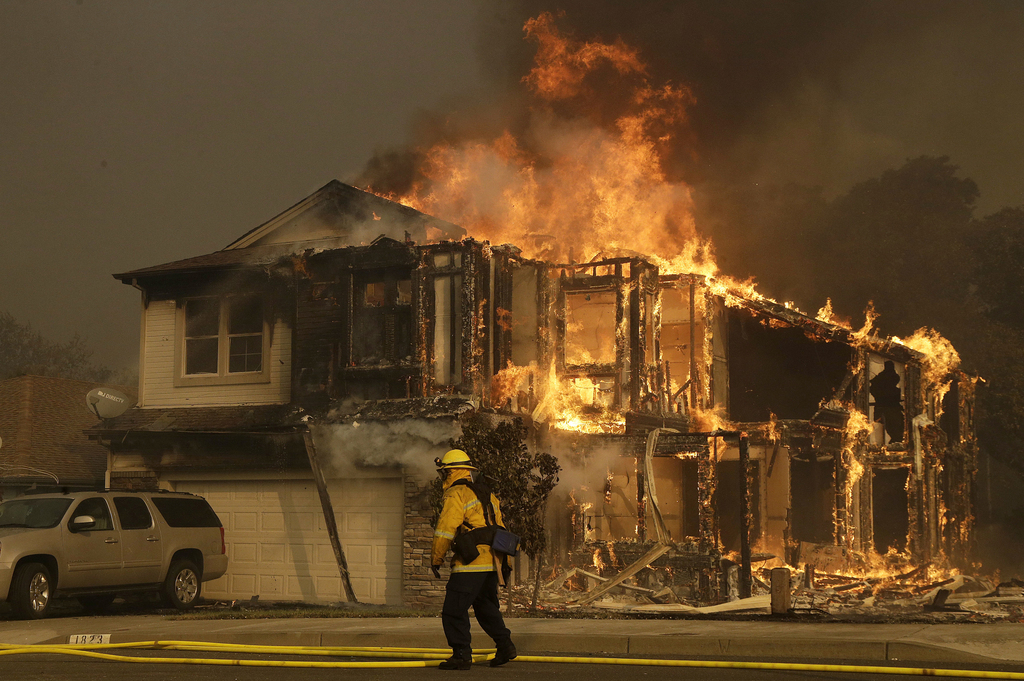 9000 pompiers luttent contre un total de 17 foyers attisés par des vents violents.