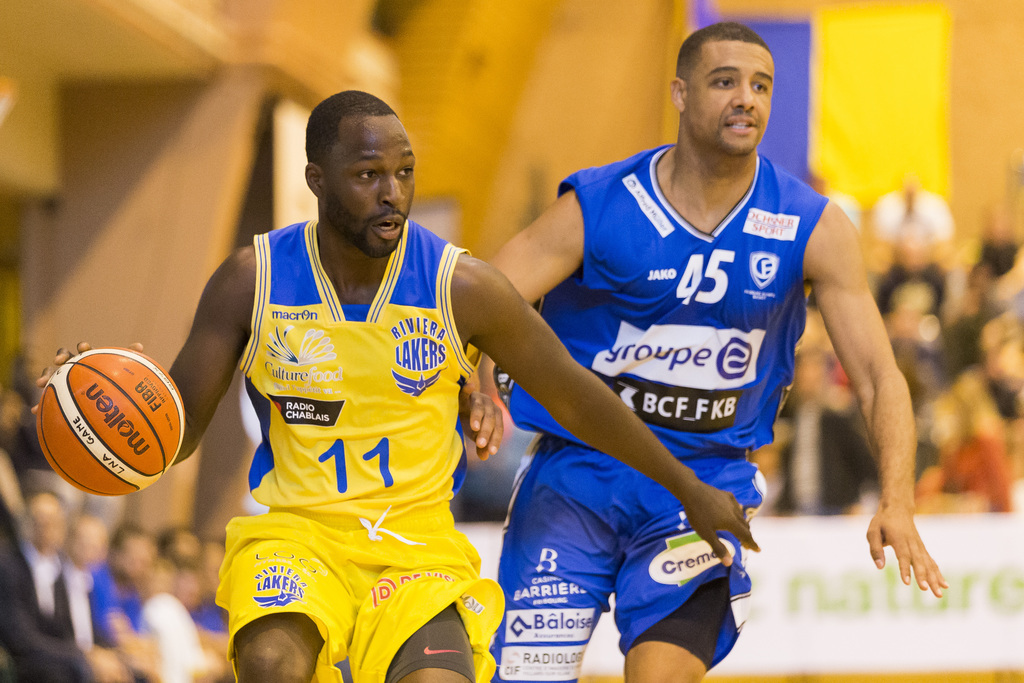 Le Veveysan Steeve Louissaint (à gauche) lutte pour le ballon avec le joueur fribourgeois Chad Timberlake (à droite) lors de la rencontre de Swiss Basketball League SBL entre Vevey Riviera Lakers et Fribourg Olympic.