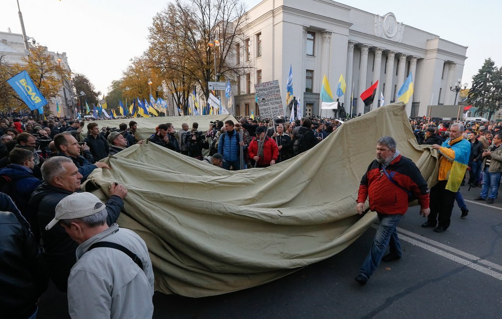 Le président Porochenko a assuré mardi "respecter" les protestataires et dit "espérer" que leurs manifestations seraient "pacifiques".