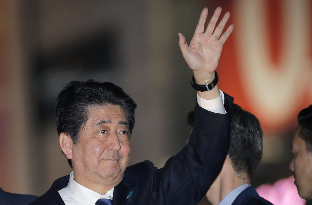 Le chef du gouvernement japonais Shinzo Abe a remporté une large victoire aux élections législatives anticipées de dimanche.