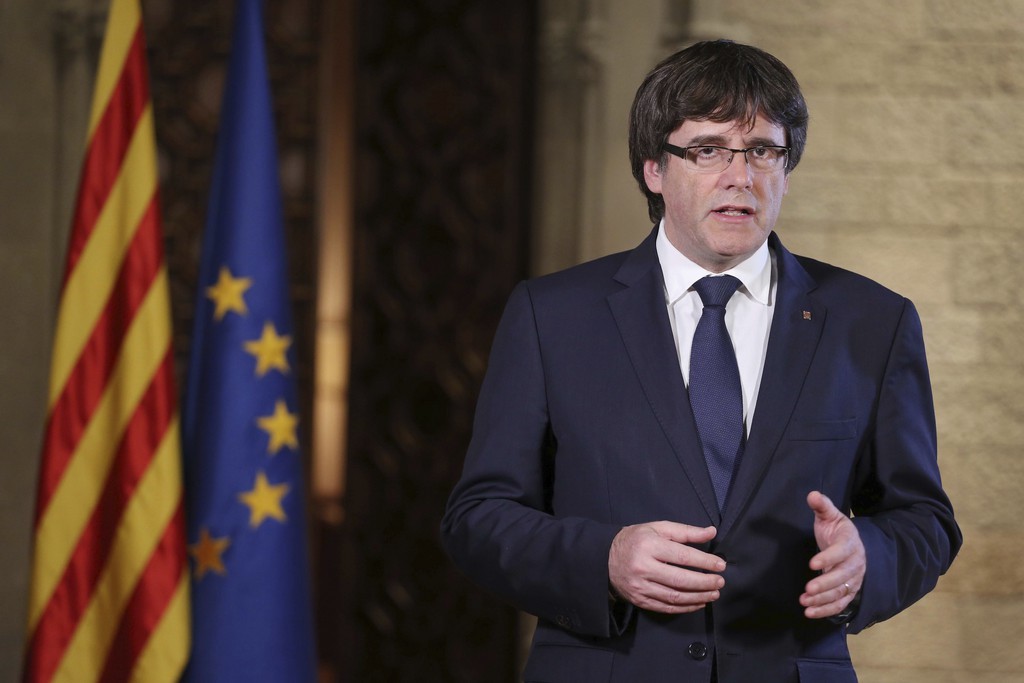 Carles Puigdemont demande une réunion du parlement pour répondre à Madrid.