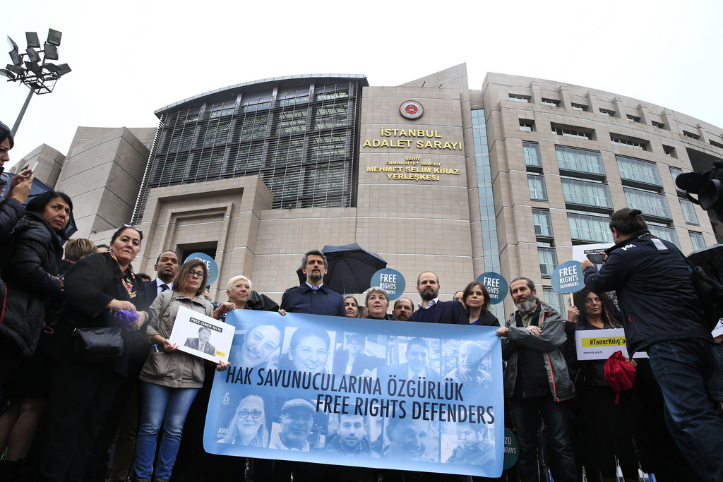 Onze membres d'Amnesty International, dont deux comparaissaient libres, sont poursuivis pour activités "terroristes" par un tribunal d'Istanbul.