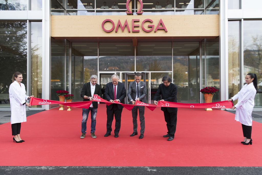 Nick Hayek, CEO de Swatch Group, le conseiller fédéral Johann Schneider-Ammann, le CEO de Omega Raynald Aeschlimann et l'architecte Shigeru Ban ont inauguré le bâtiment ce jeudi.