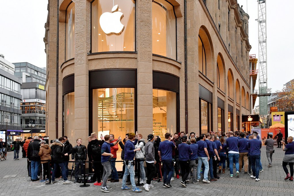 Les gens ont fait la queue, ici à Cologne, pour s'offrir le dernier iPhone.