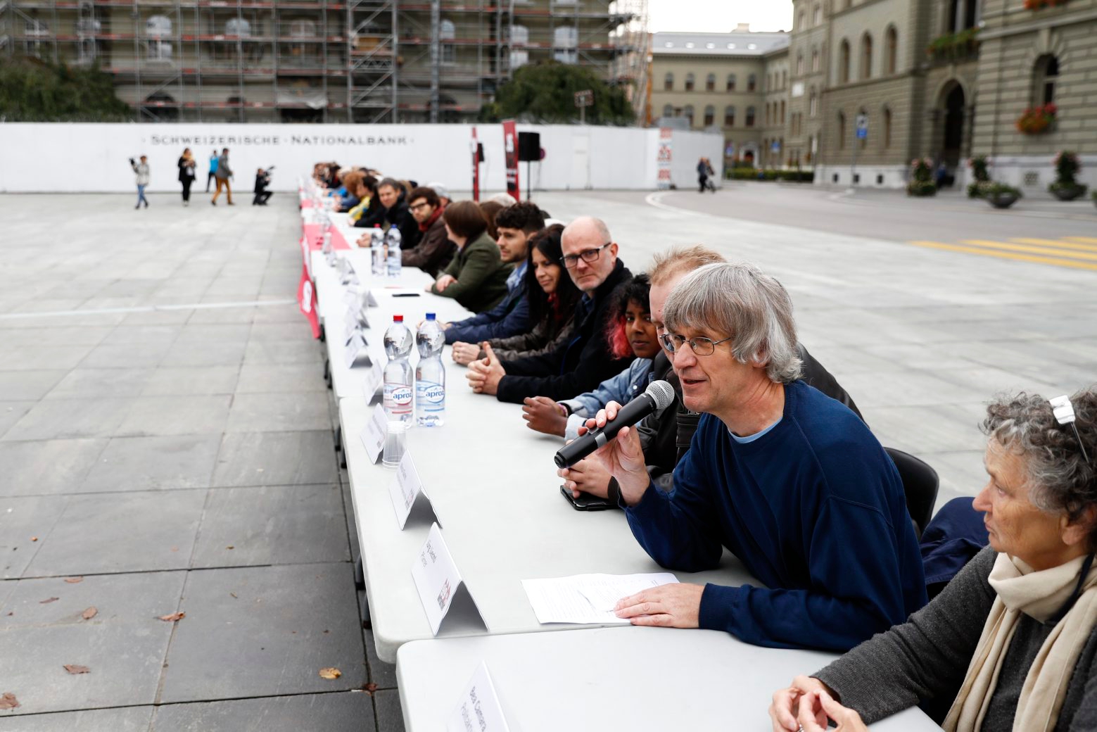 Die JUSO Schweiz lanciert die "99%-Initiative", am Mittwoch, 4. Oktober 2017, bei einer Pressekonferenz auf dem Bundesplatz in Bern. An der Pressekonferenz auf dem  Bundesplatz nahmen 99 Personen teil. (KEYSTONE/Peter Klaunzer) SCHWEIZ JUSO 99 PROZENT INITIATIVE