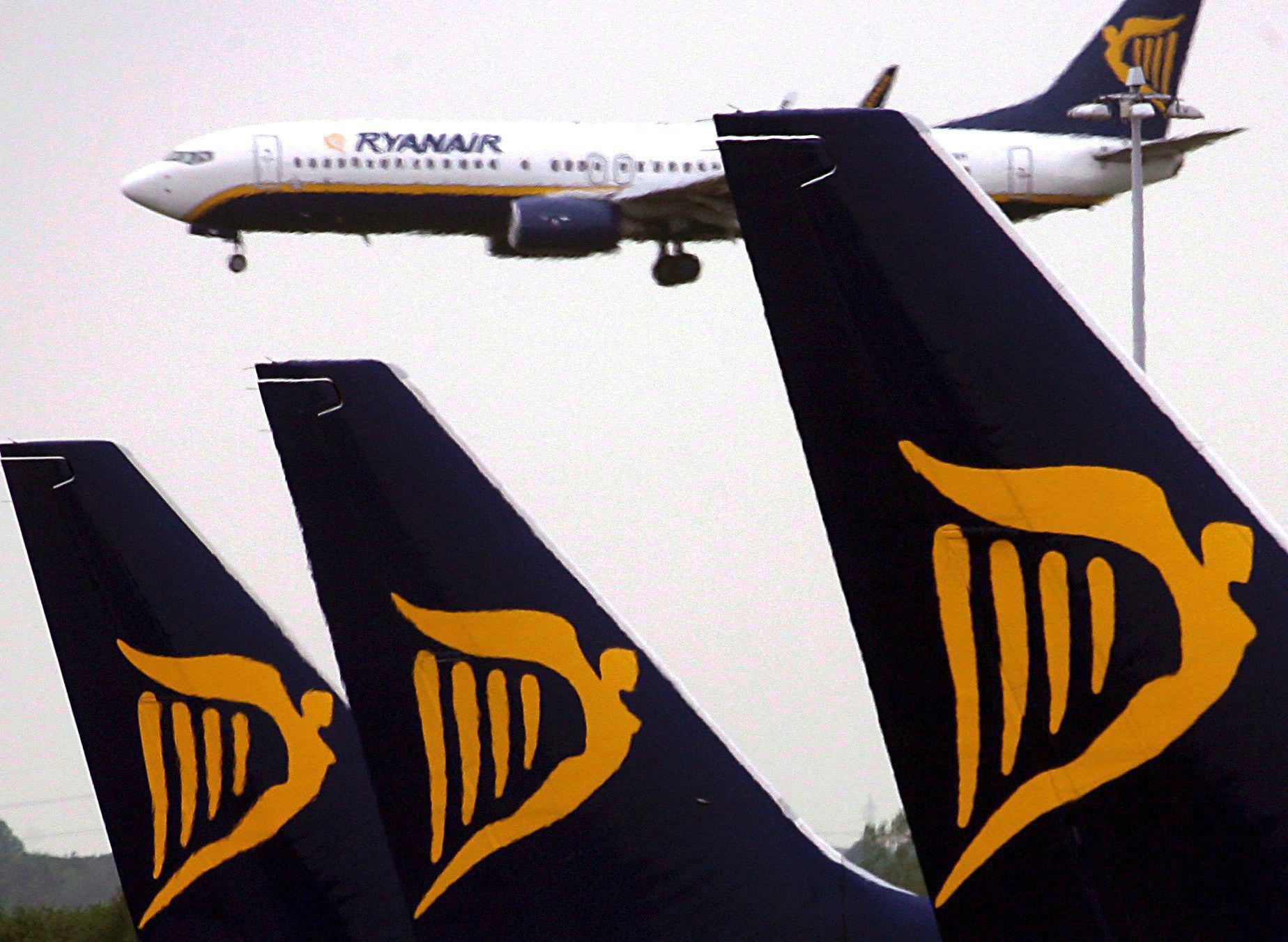 ZUR HEUTIGEN MELDUNG UEBER DEN RUECKZUG VON RYANAIR VOM FLUGHAFEN BASEL-MUELHAUSEN STELLEN WIR IHNEN AM DIENSTAG, 10. NOVEMBER 2009 FOLGENDES ARCHIVBILD ZUR VERFUEGUNG --- A file picture dated 10 May 2007 shows a Ryanair planes at Dublin airport. (KEYSTONE/EPA/ANDY RAIN) SCHWEIZ EURO AIRPORT RYANAIR