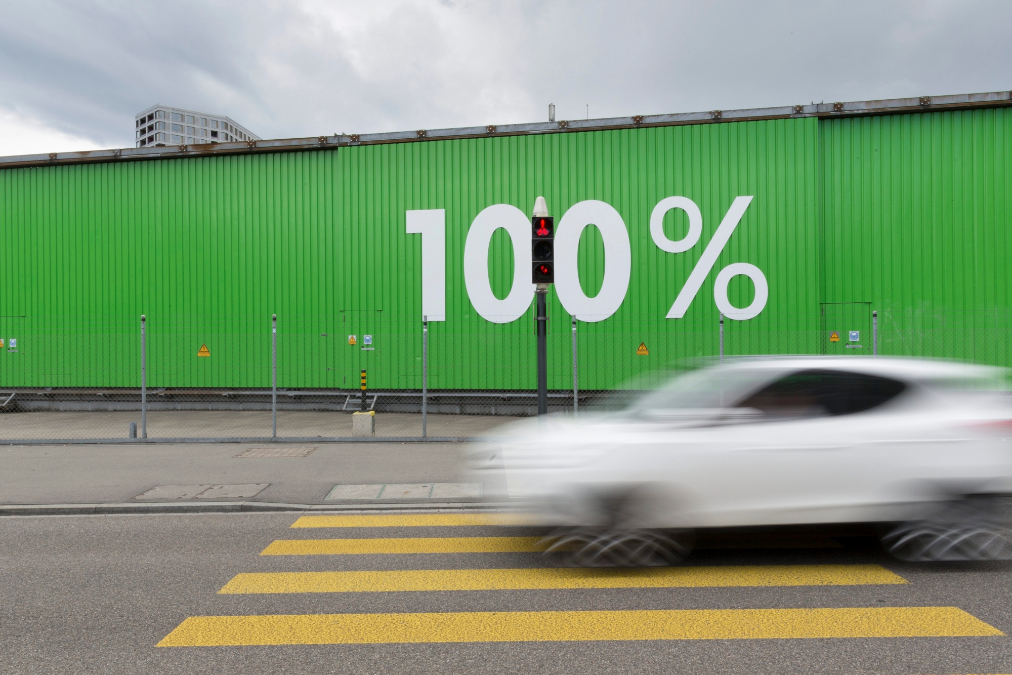 ZUR EIDGENOESSISCHEN ABSTIMMUNG UEBER EINE NACHHALTIGE UND RESSOURCENEFFIZIENTE WIRTSCHAFT (GRUENE WIRTSCHAFT) VOM SONNTAG, 25. SEPTEMBER 2016, STELLEN WIR IHNEN FOLGENDES BILDMATERIAL ZUR VERFUEGUNG - A car passes by the green containers with the lettering "100%" of the EWZ Herdern plant in Zurich, Switzerland, on June 15, 2016. (KEYSTONE/Gaetan Bally)

Ein Auto faehrt an den gruenen Containern mit dem Schriftzug "100%" des EWZ Werkhofs Herdern vorbei, am 15. Juni 2016 in Zuerich West. (KEYSTONE/Gaetan Bally)

 SCHWEIZ EIDG. ABSTIMMUNG GRUENE WIRTSCHAFT